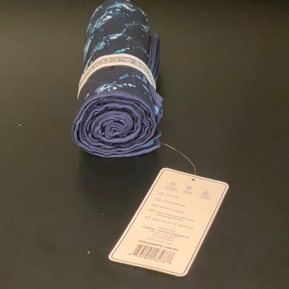 HOUSE OF CLOUDS SAND-FREE MICROFIBER BEACH TOWEL - Picture 6 of 6